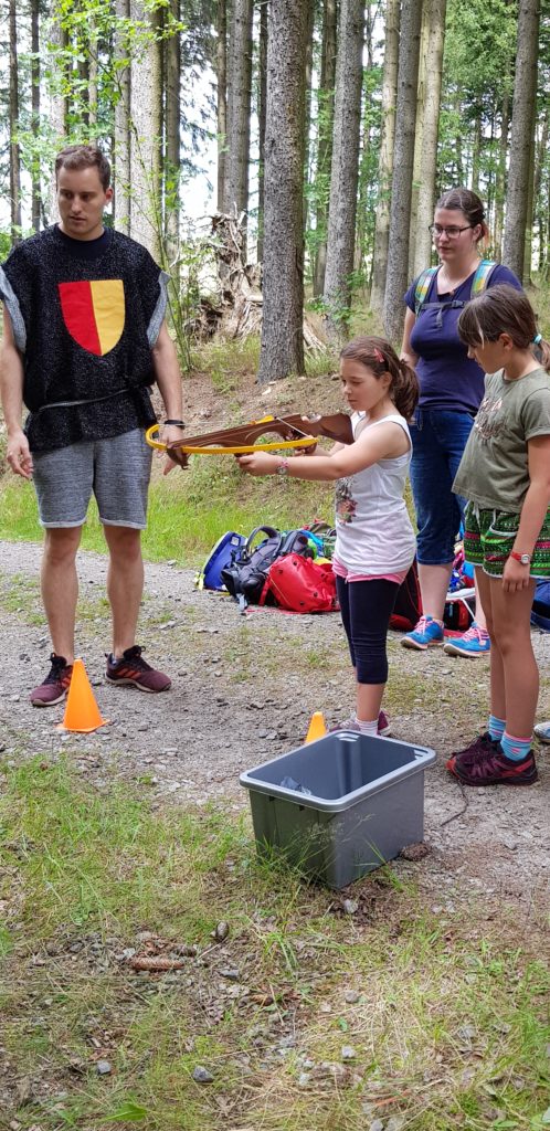 Am 20.07.2020 war es soweit. Endlich Sommerferien für die KInder des Hort Pobershau. Das Bild zeigt ein Mädchen bein schießen mit der Armbrust.