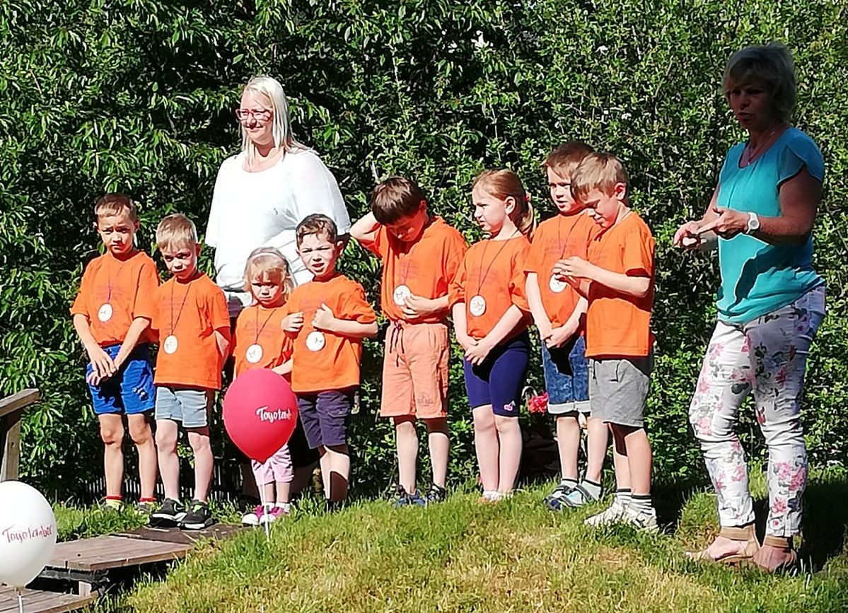 Am 18.06.2021 war es so weit. Unsere Schuleulen luden alle Kinder der Einrichtung zum Zuckertütenfest ein. Die ABC Schützen führten ein schönes Programm vor, bestehend aus Liedern und Gedichten.