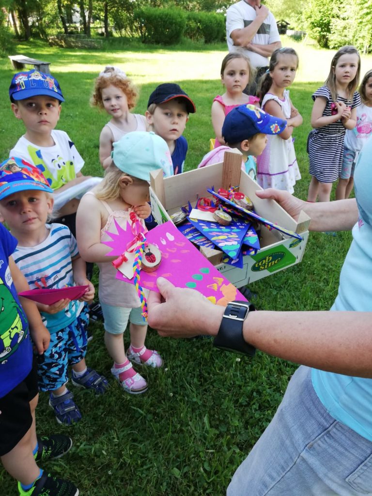 Am 18.06.2021 war es so weit. Unsere Schuleulen luden alle Kinder der Einrichtung zum Zuckertütenfest ein. Die ABC Schützen führten ein schönes Programm vor, bestehend aus Liedern und Gedichten.