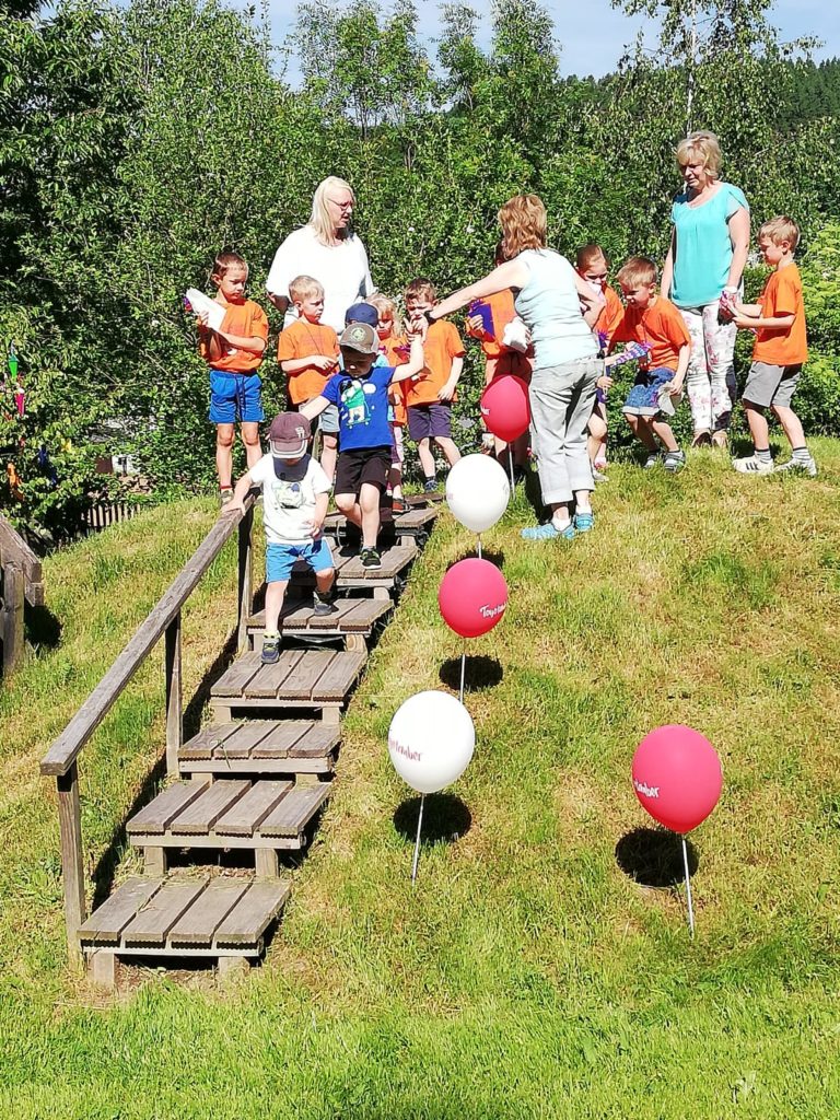 Am 18.06.2021 war es so weit. Unsere Schuleulen luden alle Kinder der Einrichtung zum Zuckertütenfest ein. Die ABC Schützen führten ein schönes Programm vor, bestehend aus Liedern und Gedichten.