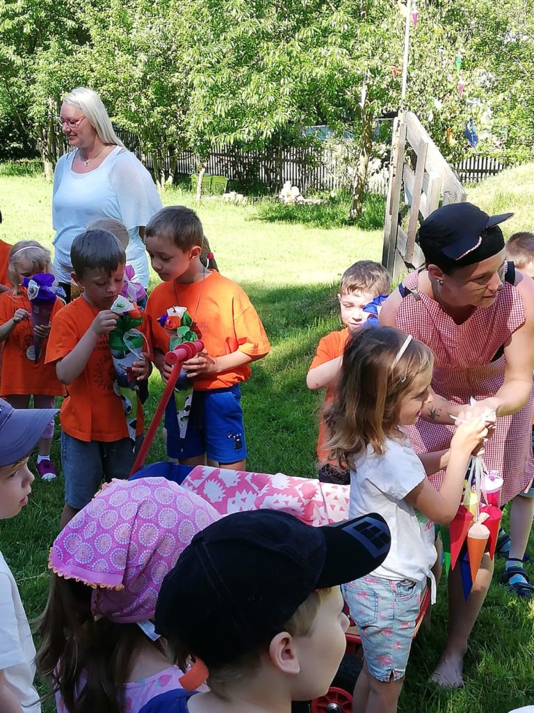 Am 18.06.2021 war es so weit. Unsere Schuleulen luden alle Kinder der Einrichtung zum Zuckertütenfest ein. Die ABC Schützen führten ein schönes Programm vor, bestehend aus Liedern und Gedichten.