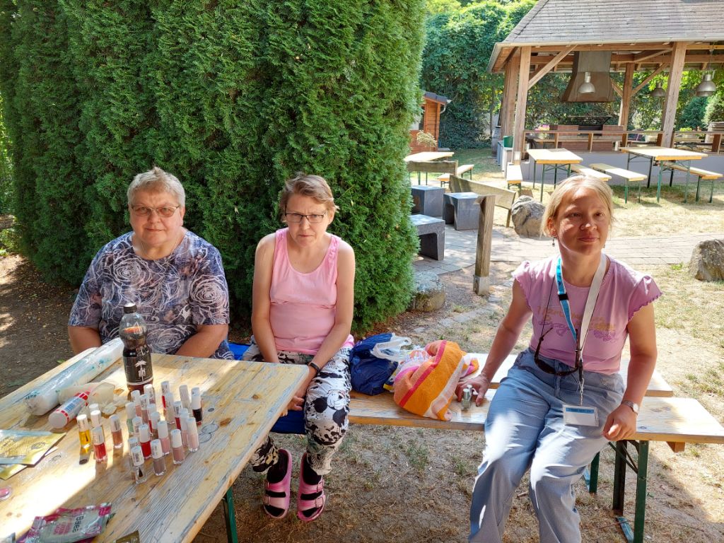 Die Schönheit unserer Mädchen lag ganz in den Händen von Nicole -  Wellness Tag in der Jugenherberge. Ein Teil der Freizeitler ließ sich wieder im Hallenbad vom Wasser treiben. Im idyllischen Hof  gab es ein Verwöhnprogramm mit Entspannungsmusik für Haut und Nägel. Dabei wurde auch an die männlichen Teilnehmer gedacht... alles für den morgigen Besuch im ZDF Fernsehgarten .