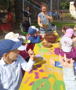 Am Dienstag 12.07. 2022 durften die Igel und ABC Kinder der Kita "Flachsröste" eine eigene Limonade herstellen.