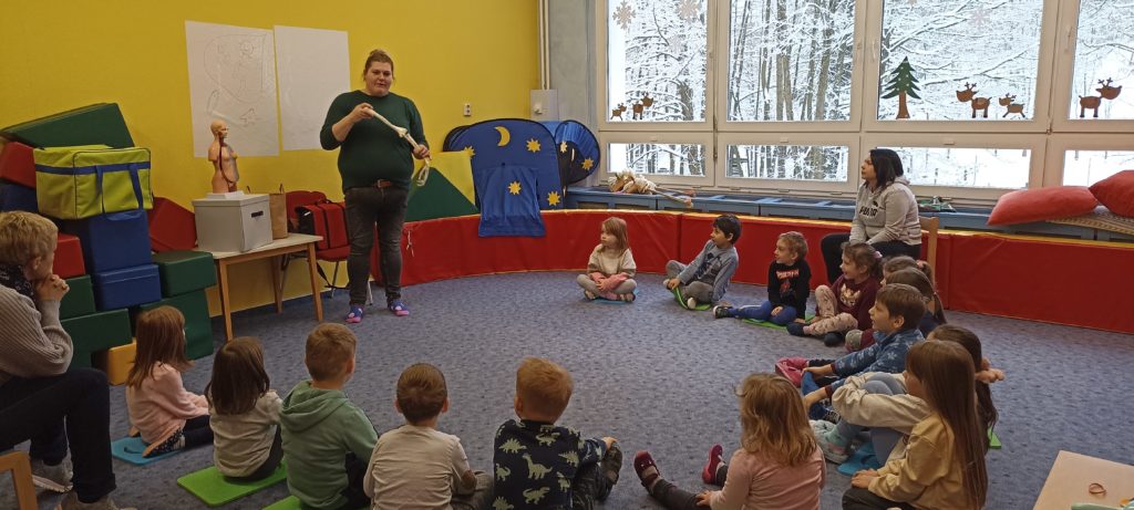 Unsere ABC Kinder lernen was erste Hilfe bedeutet. Gemeinsam mit Nicole Zienert vom DRK werden Themen zu unserem Körper besprochen.